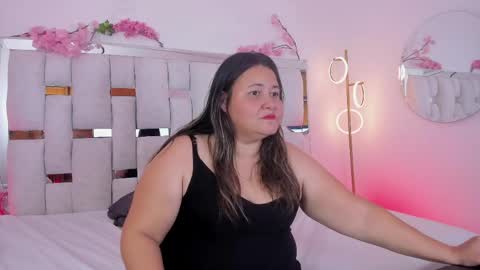 Snapshot of andreamom_ chatting on June 7, 2026, 11:41 pm Andrea online show from June 7, 2026, 11:41 pm