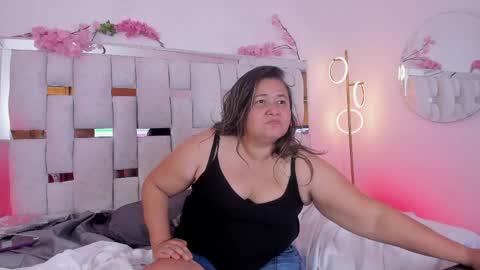 Snapshot of andreamom_ chatting on June 8, 2026, 1:28 am Andrea online show from June 8, 2026, 1:28 am