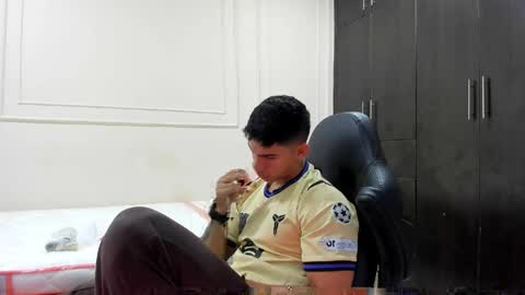 Snapshot of andres_stud chatting on April 18, 2026, 4:27 am andres_stud online show from April 18, 2026, 4:27 am