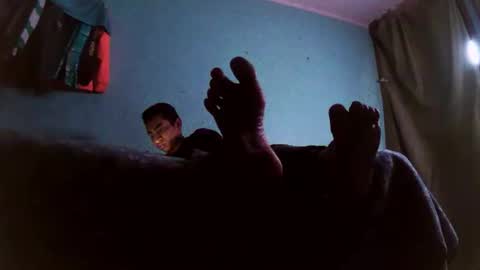 andrescaraballo18 online show from November 17, 2025, 4:29 am