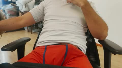 Snapshot of andresmidnight chatting on May 19, 2026, 4:35 pm andresmidnight online show from May 19, 2026, 4:35 pm