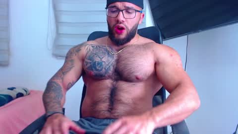 andrew_holden__ online show from February 6, 2025, 11:15 pm