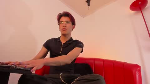andy_dluxe online show from May 12, 2026, 11:51 am