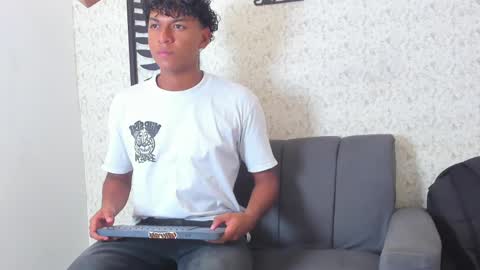 andy_jones7 online show from September 25, 2025, 7:39 pm
