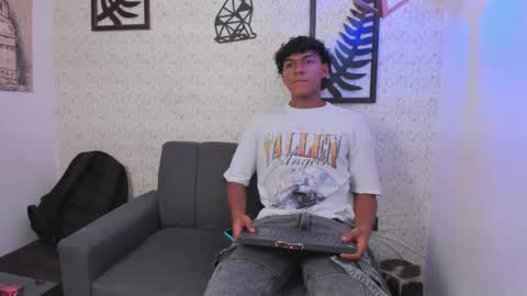 andy_jones7 online show from October 3, 2025, 7:33 pm