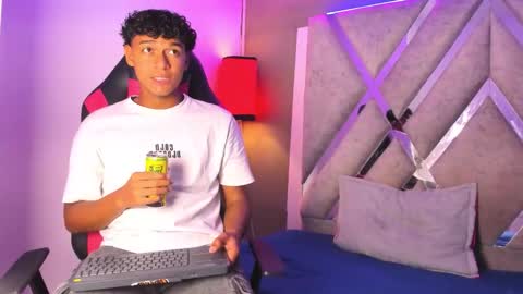 andy_jones7 online show from October 12, 2025, 3:27 am