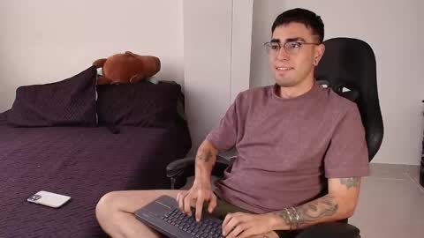Snapshot of andy_shaaw chatting on February 24, 2025, 5:20 pm Andres online show from February 24, 2025, 5:20 pm