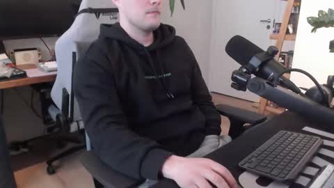 andycandy1994 online show from February 27, 2026, 11:32 am