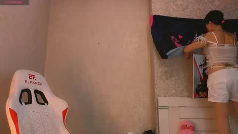 angel_asia_ online show from December 18, 2025, 10:43 am