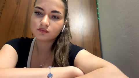 Mia online show from November 29, 2025, 3:37 pm