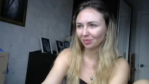 angelinalove28 online show from November 23, 2025, 8:03 am