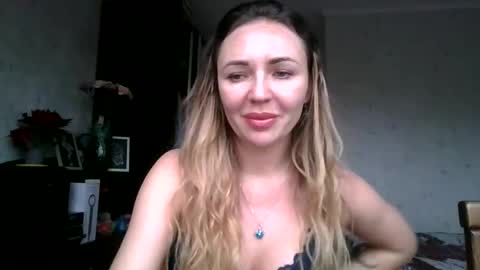 angelinalove28 online show from December 16, 2025, 7:46 am