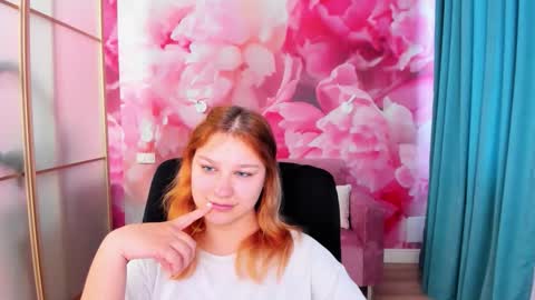 Snapshot of angelinalow chatting on May 18, 2026, 11:27 am AngelinaLow online show from May 18, 2026, 11:27 am