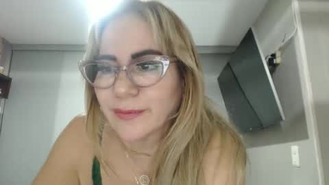 angelinna_12 online show from October 29, 2025, 2:36 am