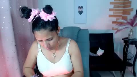 Snapshot of angelitaa_hot chatting on March 8, 2025, 9:40 pm angela online show from March 8, 2025, 9:40 pm