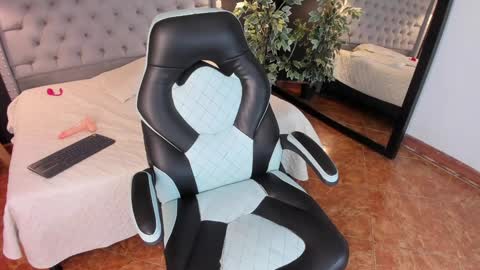 angy_avila online show from January 31, 2025, 11:45 pm