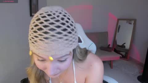 Snapshot of aniie_pink18 chatting on April 28, 2026, 2:22 pm Maria online show from April 28, 2026, 2:22 pm