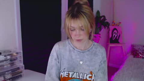 anita_moon_ online show from April 15, 2026, 10:32 pm