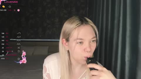 Snapshot of anna_aaaa chatting on April 25, 2026, 7:22 am Anna online show from April 25, 2026, 7:22 am