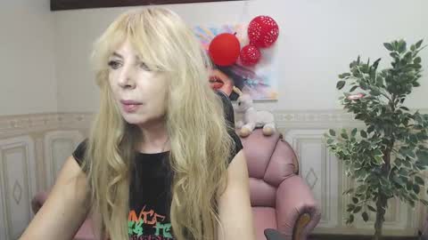 Snapshot of anna_ditrih chatting on February 19, 2025, 12:33 pm Anna Ditrih online show from February 19, 2025, 12:33 pm