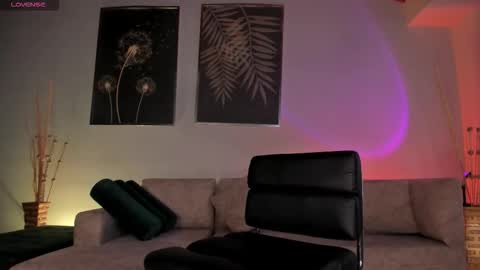 Anna Brooks  online show from January 5, 2026, 7:50 pm