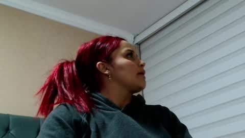 Snapshot of anne_julienne chatting on February 1, 2026, 1:37 am online show from February 1, 2026, 1:37 am