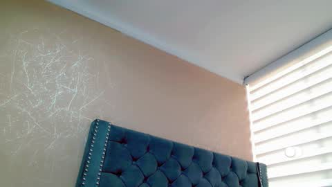 Snapshot of anne_julienne chatting on February 14, 2026, 9:44 pm online show from February 14, 2026, 9:44 pm