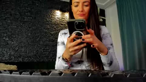 annesins online show from October 12, 2025, 5:12 pm