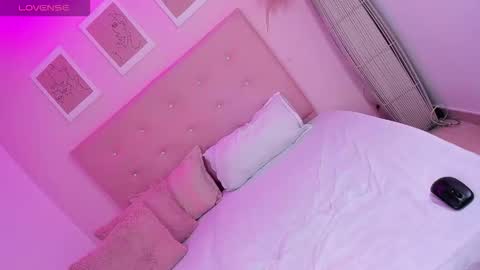 annie_dolce_ online show from October 22, 2025, 10:20 pm