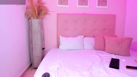 annie_dolce_ online show from January 10, 2026, 2:46 am