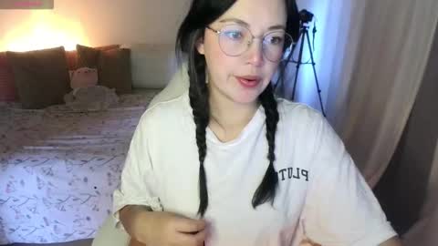 Snapshot of annie_swan_18 chatting on October 5, 2025, 12:47 pm LAURA - A n n i e S w a n online show from October 5, 2025, 12:47 pm