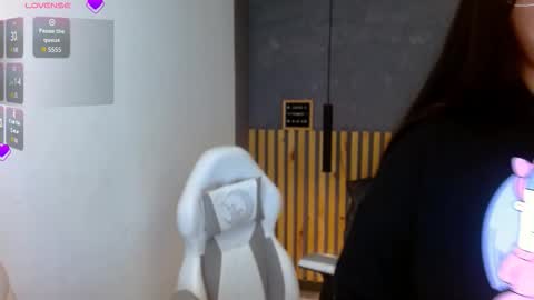 Annie Volker online show from November 17, 2025, 3:34 am