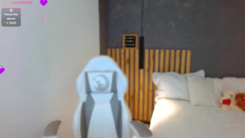 Annie Volker online show from November 21, 2025, 4:11 am