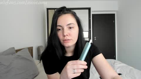 Annie online show from April 4, 2026, 2:58 pm