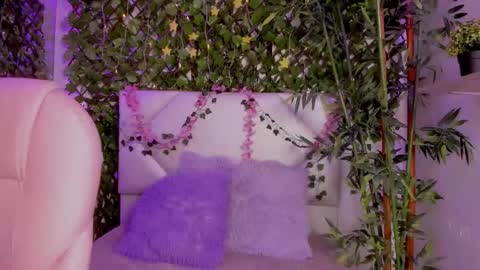 Annie Evans  online show from November 8, 2025, 4:18 pm