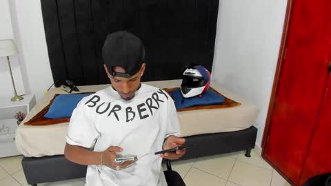 Snapshot of anthoy_wayans chatting on February 14, 2025, 12:09 am       online show from February 14, 2025, 12:09 am