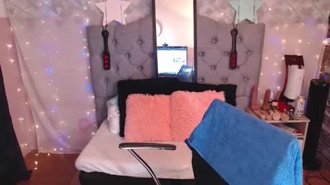 antolyh_c online show from December 15, 2025, 1:04 pm