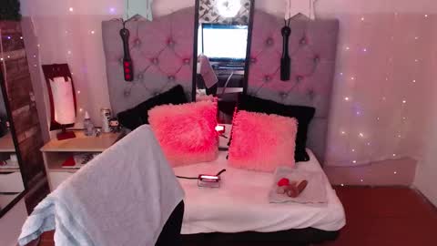 antolyh_c online show from February 5, 2026, 12:32 pm