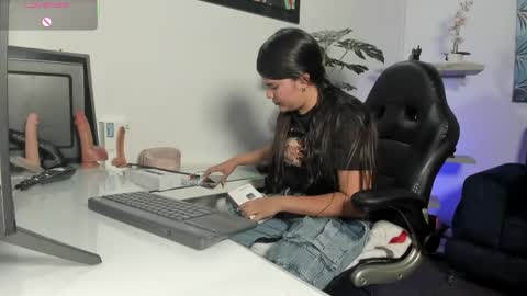 Snapshot of antonelamiss chatting on April 8, 2026, 7:36 pm online show from April 8, 2026, 7:36 pm