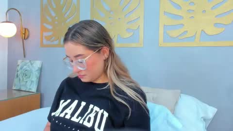 A N T O N E L L A  online show from March 12, 2025, 10:39 pm