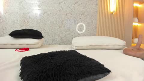 Snapshot of antonella_west chatting on October 8, 2025, 8:39 pm Anto online show from October 8, 2025, 8:39 pm