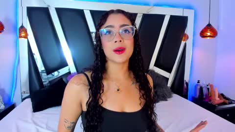 A N T O N E L L E  online show from February 20, 2025, 10:48 am