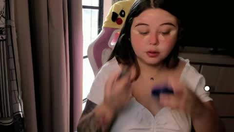   Independent model  online show from April 19, 2026, 6:07 pm