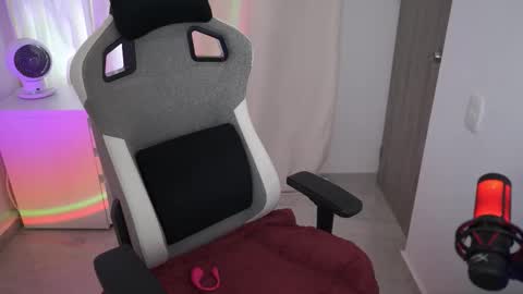 anya online show from December 4, 2025, 8:39 pm