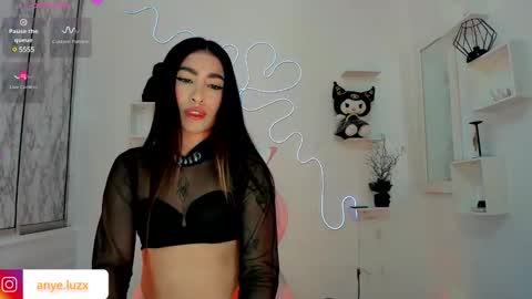 anyeluz_z online show from February 25, 2025, 7:25 pm