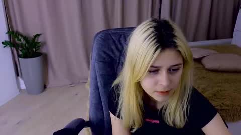 ApheliaStar online show from November 26, 2025, 3:46 pm