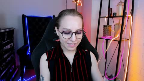 Snapshot of aphexqueen chatting on December 8, 2024, 4:07 pm APHEX QUEEN online show from December 8, 2024, 4:07 pm