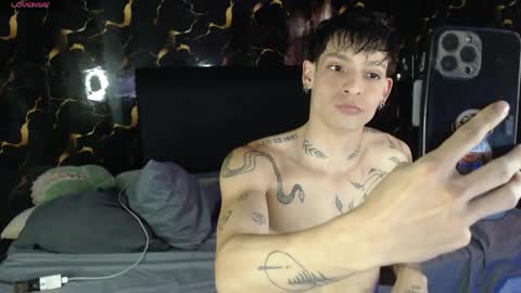 Snapshot of apolo01_ chatting on May 17, 2026, 9:33 pm Apolo online show from May 17, 2026, 9:33 pm