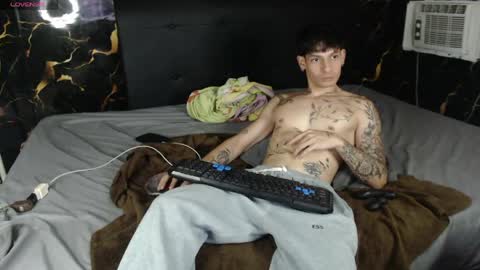 Snapshot of apolo01_ chatting on May 22, 2026, 9:53 pm Apolo online show from May 22, 2026, 9:53 pm