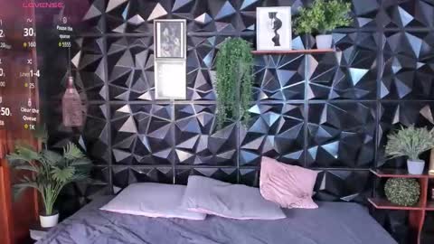 apprilfoxx online show from December 2, 2025, 3:07 pm